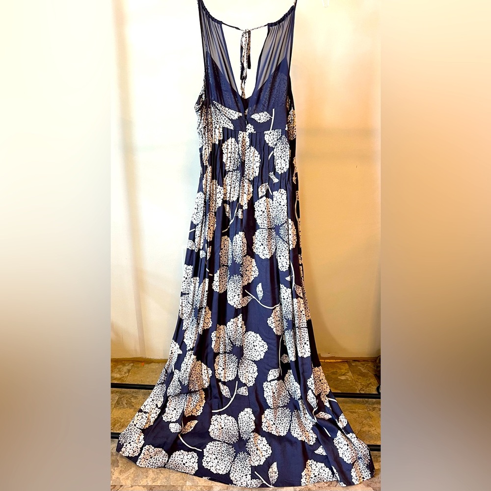 Lauren Conrad mid length below the knee dress. Large